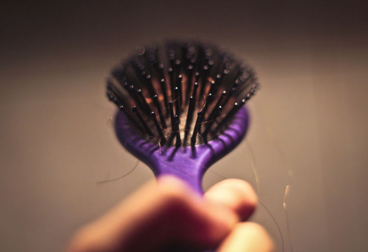 Come ottenere capelli lisci senza usare la piastra