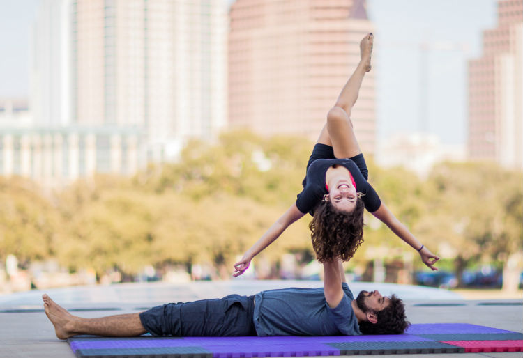 Yoga a coppie: quali sono i benefici di questi esercizi da fare a due