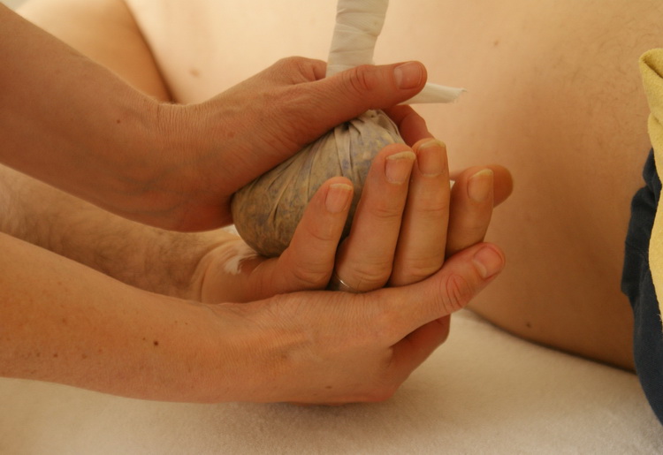Che cos’è il Qhaqoy, ecco come viene praticato il massaggio andino